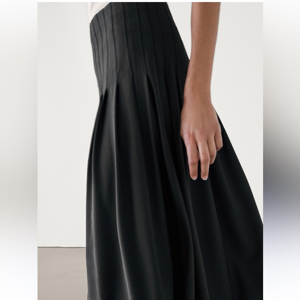 Massimo Dutti Black Pleated Midi Skirt with Yoke & Seam Details Size 34 NWT - Picture 3 of 16